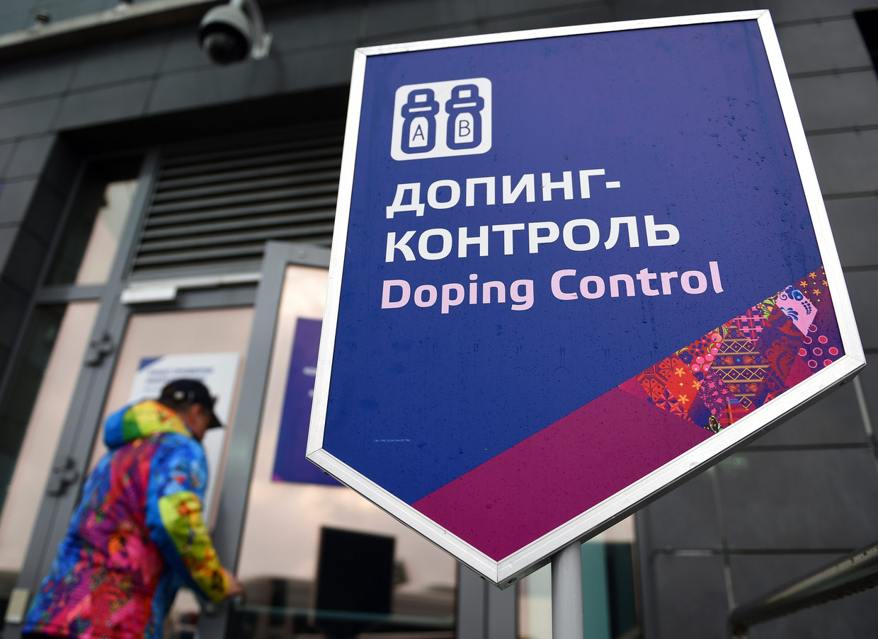 Een bord wijst tijdens de Winterspelen van Sotsji de weg naar de dopingcontrole in het biathloncentrum. Beeld epa