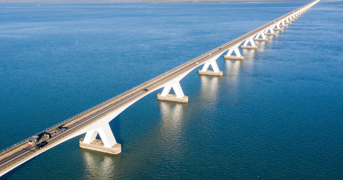 Verkeershinder op Zeelandbrug door ongeluk.