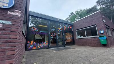 Basisschool op azc Gilze krijgt vijf extra lokalen: ‘Het aantal kinderen wisselt hier heel erg’