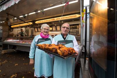 De onafscheidelijke ‘Willie en Willie’ verkopen al 56 jaar kip op de markt
