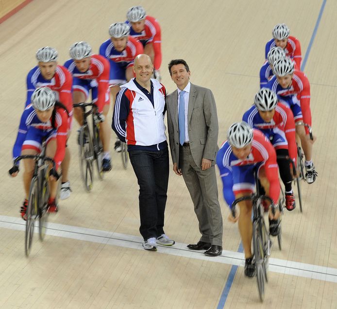 Dave Brailsford (links) en de Britse renners op de Olympische Spelen in Londen.