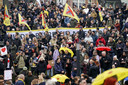 Demonstranten op het Museumplein tijdens een actie van Nederland in Verzet. De actiegroep protesteert tegen het coronabeleid van de overheid.