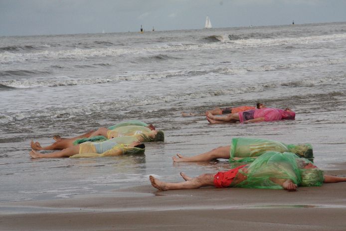Fotoproject 'dode vis' Noortje Palmers op strand Oostende.