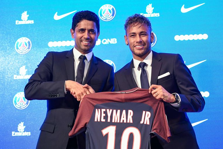 Voorzitter Nasser Al-Khelaïfi verwelkomt superster Neymar in de zomer van 2017. Beeld AFP