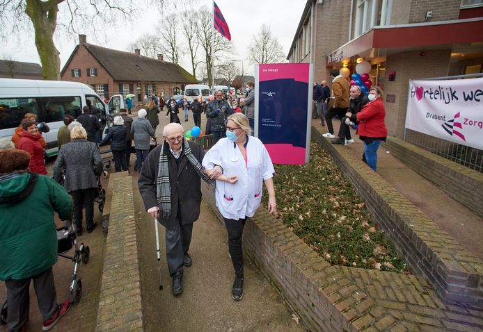 Bewoners van verzorgingstehuis De Heegt te Geffen keren terug na renovatie van het pand.