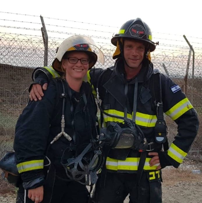 Mirjam en Raymond Reijnen werkten in Nederland bij de brandweer en doen dat nu ook in Israël