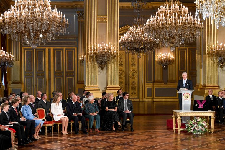 Koning Filip presenteert het paarse lintje aan zijn dochter op haar 18de verjaardag.  Beeld BELGA