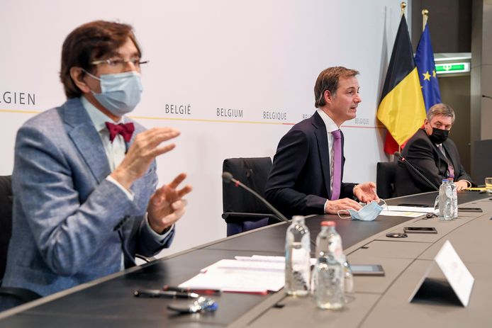 Minister-presidenten Elio Di Rupo en Jan Jambon flankeren premier Alexander De Croo na een Overlegcomité. Archiefbeeld.