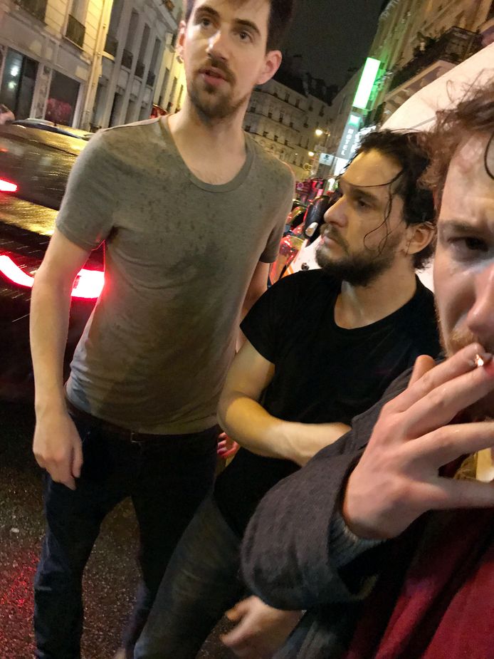 Harington (in zwart T-shirt) - wankel op de benen - kreeg in Parijs hulp van twee vrienden. Zij stopten hem in een taxi zodat hij in zijn hotel zijn roes kon gaan uitslapen.