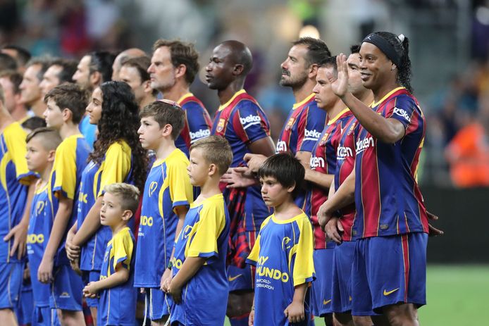 Ronaldinho zwaait naar de fans voor aanvang van de wedstrijd.