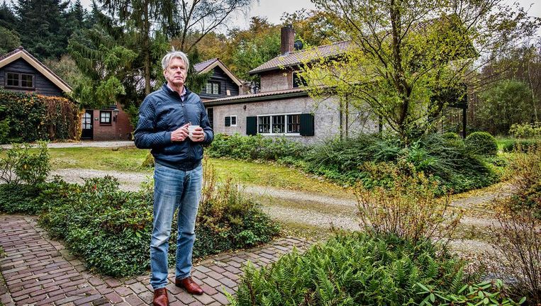 Gerrit Griffioen bij zijn huis in de bossen van Leersum, waar hij jarenlang werd getreiterd door zijn bejaarde buurman. Beeld Raymond Rutting