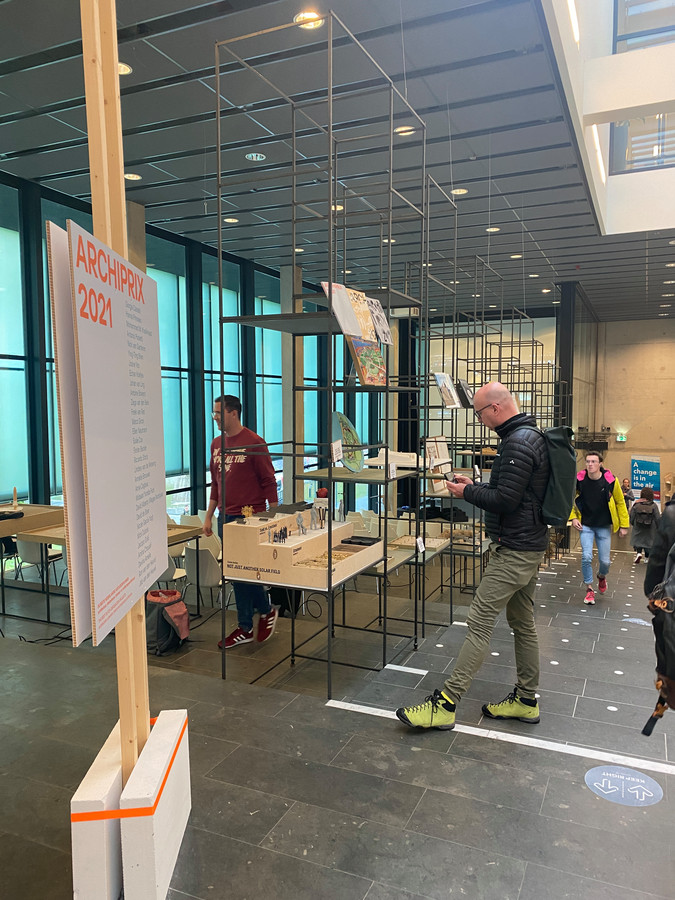 De expositie Archiprix 2021 met de beste afstudeerwerkstukken van bouwkunde-opleidingen in Nederland. Te zien tijdens de DDW in gebouw Vertigo van Bouwkunde op de TU/e Campus in Eindhoven.