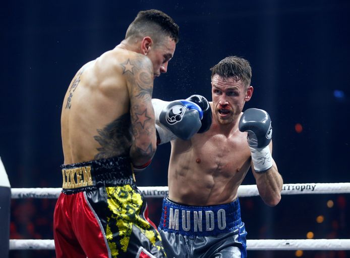 Callum Smith (rechts) houdt Nieky Holzken van zich af.