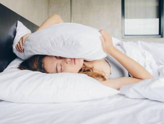 Telkens klaarwakker door het vroege ochtendlicht? Zo doorbreek je dat patroon volgens 2 slaapexperten