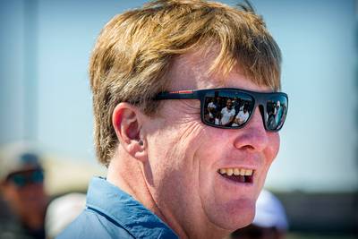 Koning en koningin zien Sting en Shaggy in paleistuin