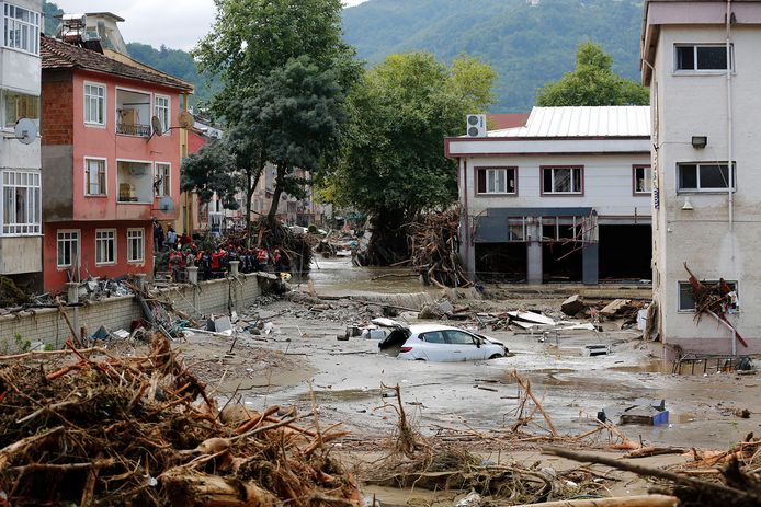 Auto's worden door het water meegevoerd in Kastamonu, Turkije.