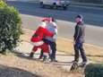 Le père Noël et son lutin neutralisent des voleurs de voitures