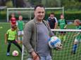 Walter van Veghel gaat na de zomer weer voetbaltraining geven aan kinderen. Daar was wel een gesprek met mensen van de club voor nodig om hen ervan te overtuigen dat hij het aankan.