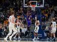 LeBron James helpt Los Angels Lakers aan de overwinning.