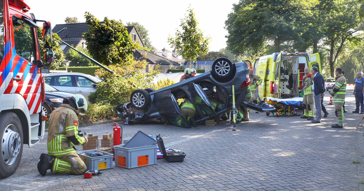 Auto slaat over de kop in Maartensdijk, bestuurder naar ziekenhuis - AD
