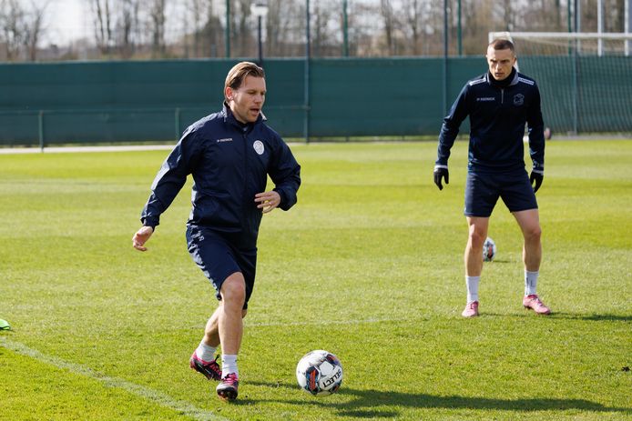 Vormer op het trainingsveld bij Zulte Waregem, met rechts Timothy Derijck. "Ik voel dat de groep snakt naar mijn terugkeer, ja, ze vragen voortdurend hoe het zit. Ook de oudere jongens."