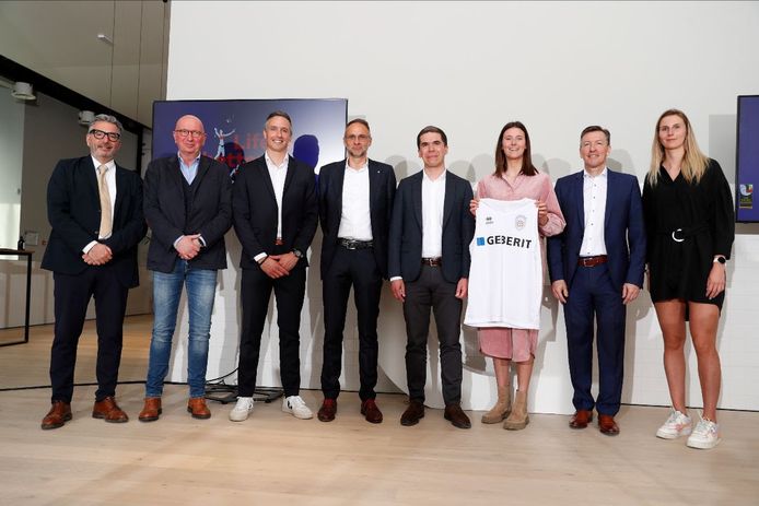 BK beachvolley: 
presentatie van de GEBERIT BEACH TOUR. 
David Steegen (Topvolley Belgium), Jan Mosselmans (Eleven Sports), Dries Koekelkoren (Topvolley Belgium), Bert Van Buggenhout (Geberit), José Wyns (Geberit), Lies Van den Vonder (Belgisch beachkampioene), Geert De Dobbeleer (Topvolley Belgium) en Sarah Cools (Belgisch beachkampioene)