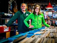 Vader Jan en dochter Rianne maken succesvolle switch: autodealer Knoot nu De Vinyl Garage