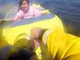 Meisje komt met kleine rubberboot op open zee terecht: “Help me!” 