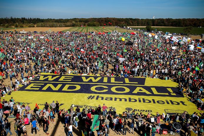 In het Bos van Hambach, in het westen van Duitsland, zijn vandaag duizenden manifestanten samengekomen om te protesteren tegen ontbossing om de ontginning van bruinkool mogelijk te maken.