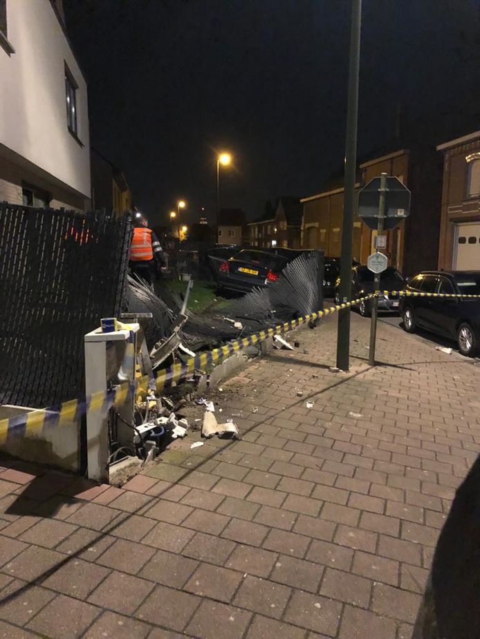 De dieven lieten de wagen achter in de voortuin van een appartementsgebouw in de Blockmanstraat in Steenokkerzeel.