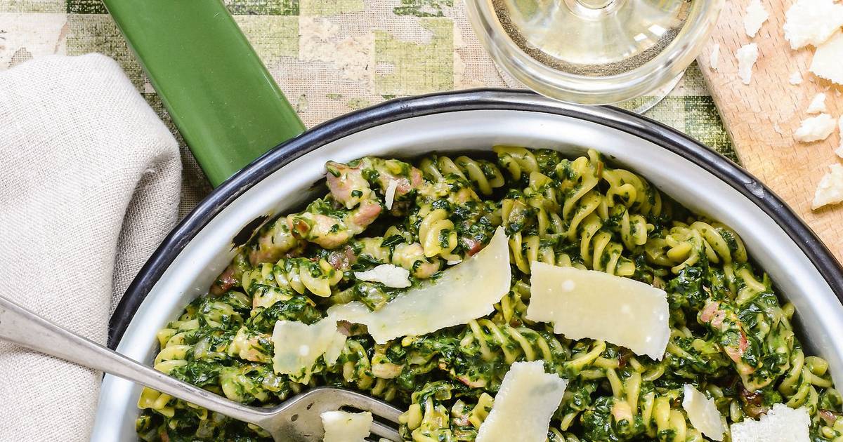 Jeroen Meus maakt spirelli met spinazie en spekjes Nina kookt hln.be