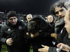 Son entraîneur touché par un projectile, l'Olympiacos quitte le stade