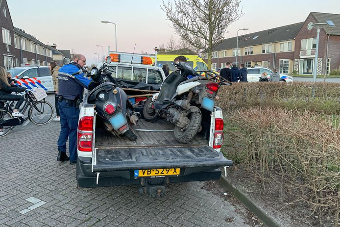 De twee snorscooters zijn door handhavers van de gemeente Urk afgevoerd.