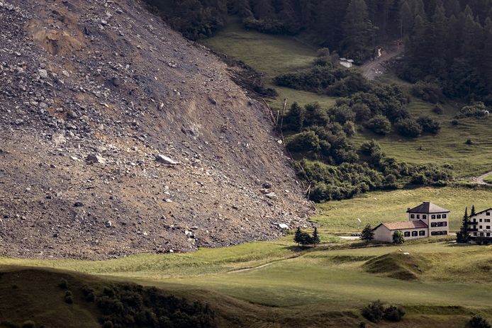 Beelden van vanochtend van de aardverschuiving: het Zwitserse dorp lijkt op het nippertje ontsnapt te zijn.