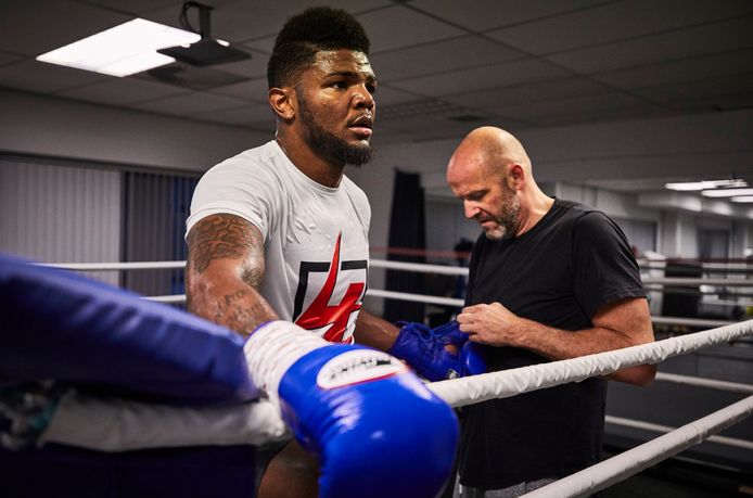 Nederland, Rotterdam, 26-09-17

Luc Smiths traint met kickbokser Luis Tavares voor zijn titelgevecht zaterdag as in Antwerpen.

foto: Jan de Groen