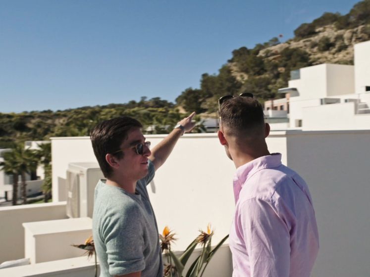 Youtuber Jordy (21) zoekt huis in Spanje met budget van € 1.200.000 (!): "Kunnen we niet op die berg bouwen?"