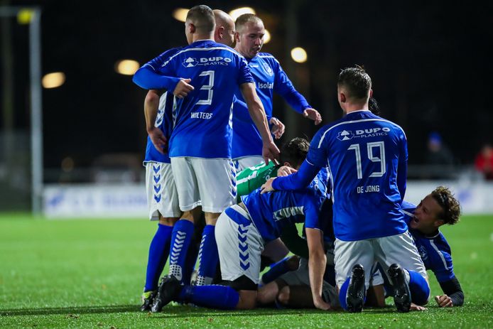 Dolle vreugde bij Eilermark na de gelijkmaker tegen Barbaros. Het werd nog mooier voor de ploeg: 3-1 winst.