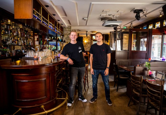 Chef-kok Milan Hansen en bedrijfsleider Kelvin de Koning van restaurant Koekenbier.