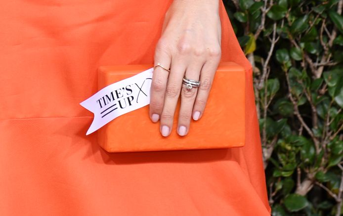 De Amerikaanse actrice D'Arcy Carden op de rode loper: in haar hand houdt ze een plaatje met ‘Time's Up', de beweging die slachtoffers van seksueel misbruik financieel ondersteunt.