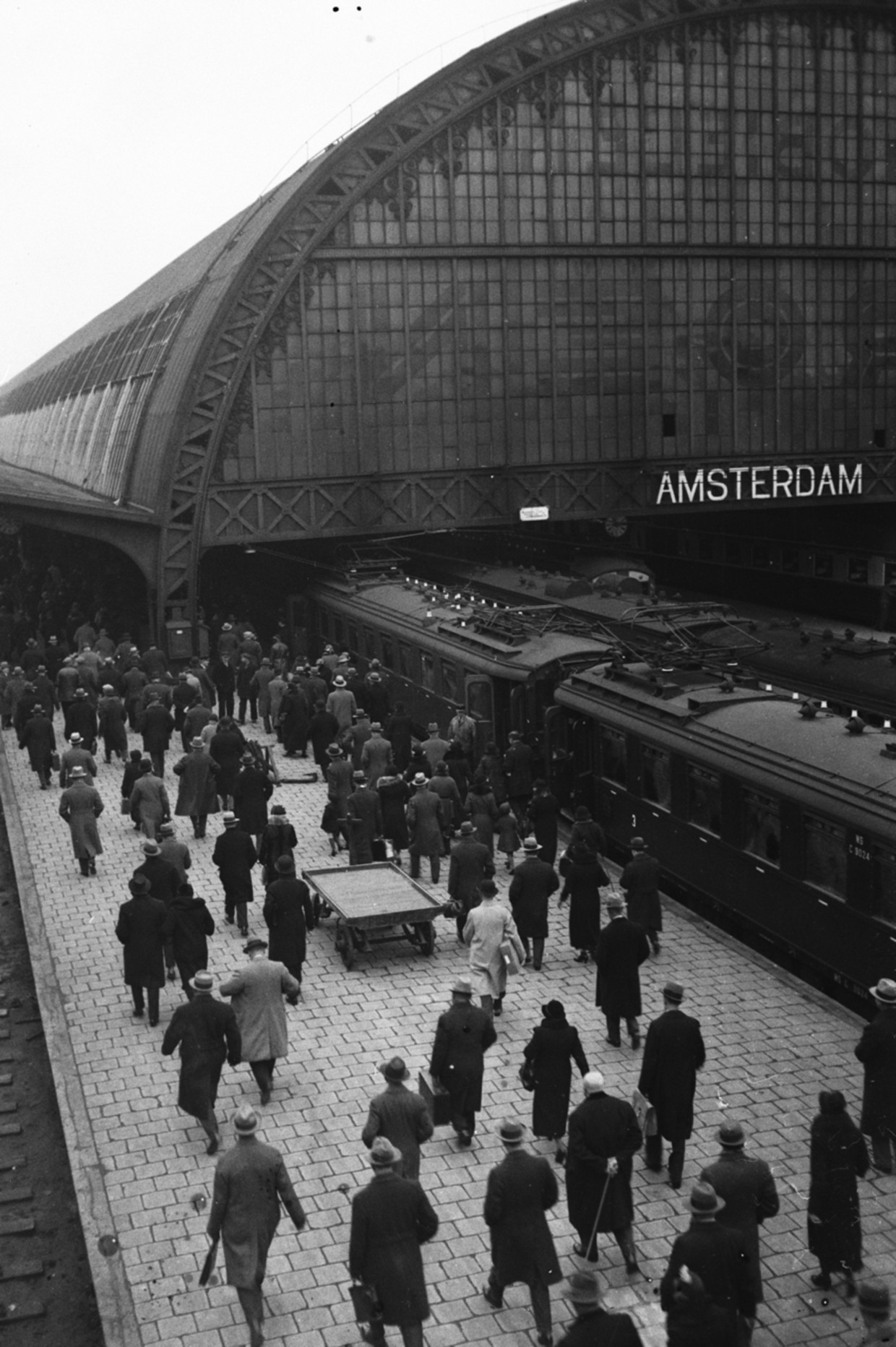 Centraal station Amsterdam is 123 jaar oud Het Parool