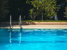 Les cambrioleurs tombent dans la piscine en prenant la fuite