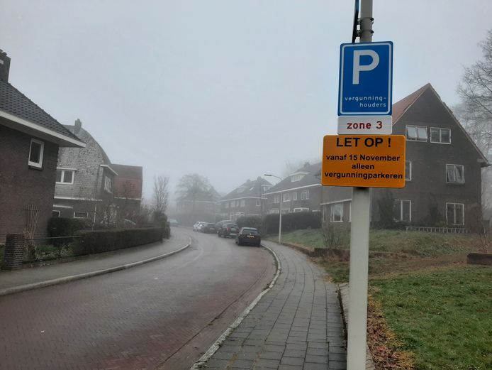 De gemeente Wageningen gaat binnenkort boetes uitdelen bij het gebruiken van een vergunningparkeerplaats door auto's zonder vergunning. Zoals hier op de Eekmolenweg waar sinds 2021 vergunningparkeren is ingevoerd.