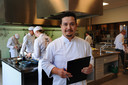 Examinator Ralph Rhemrev is chef-kok in het dagelijks leven maar vandaag beoordeeld hij examenleerlingen.
