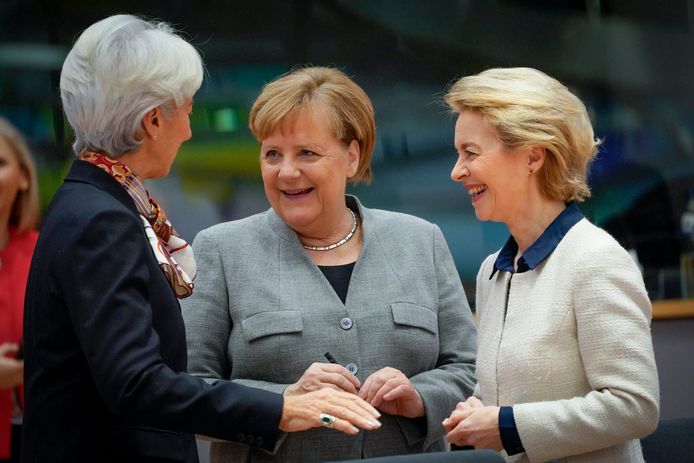 Drie Europese 'topvrouwen' tijdens een EU-top in Brussel. Vlnr Christine Lagarde, Angela Merkel en Commissiepresident Ursula von der Leyen.