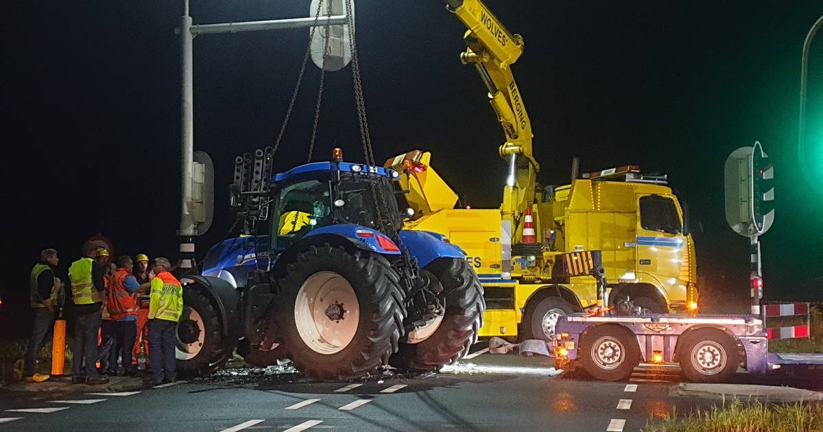 Bestuurder gewond bij ongeluk tussen auto en tractor op N35 bij Wierden, weg dicht.