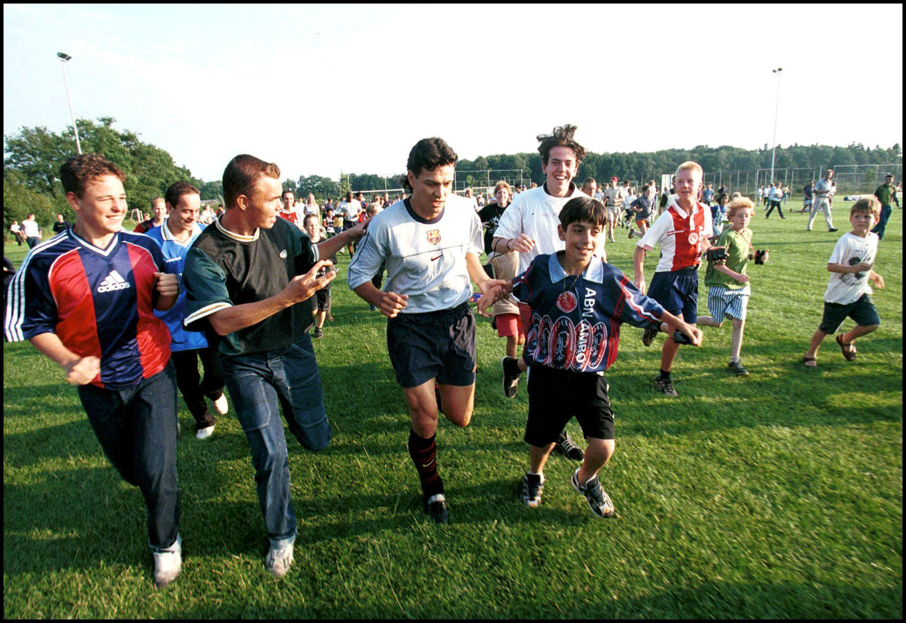 FC Barcelona-aanvaller Jari Litmanen wordt belaagd door enthousiaste fans voor het duel tussen Koninklijke UD en FC Barcelona.