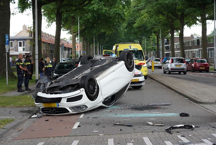 Een auto sloeg over de kop in Tilburg.