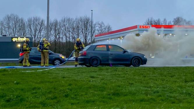Auto vliegt in brand op A50 bij Klarenbeek: inzittenden niet gewond