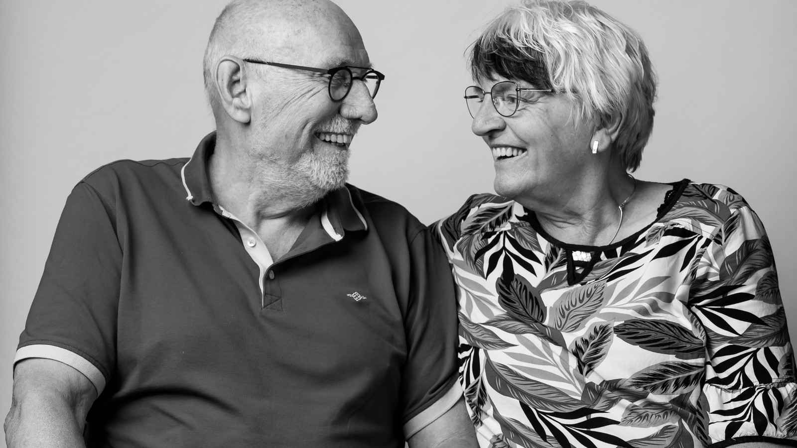 De bewoners van dit dorp leren elkaar kennen via hun eigen boek; hoe ...