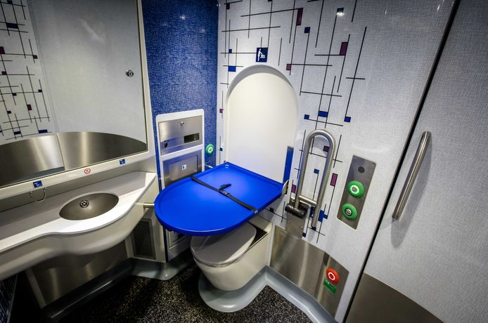 Een rolstoelvriendelijk toilet in de nieuwe Sprinter van de Nederlandse Spoorwegen, met plek om je baby van een nieuw luiertje te voorzien.